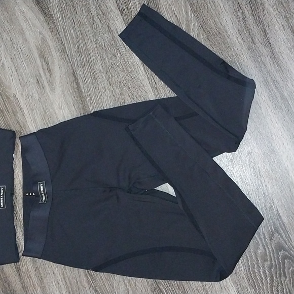 Savage x Fenty Leggings & Sports Bra - Picture 3 of 4